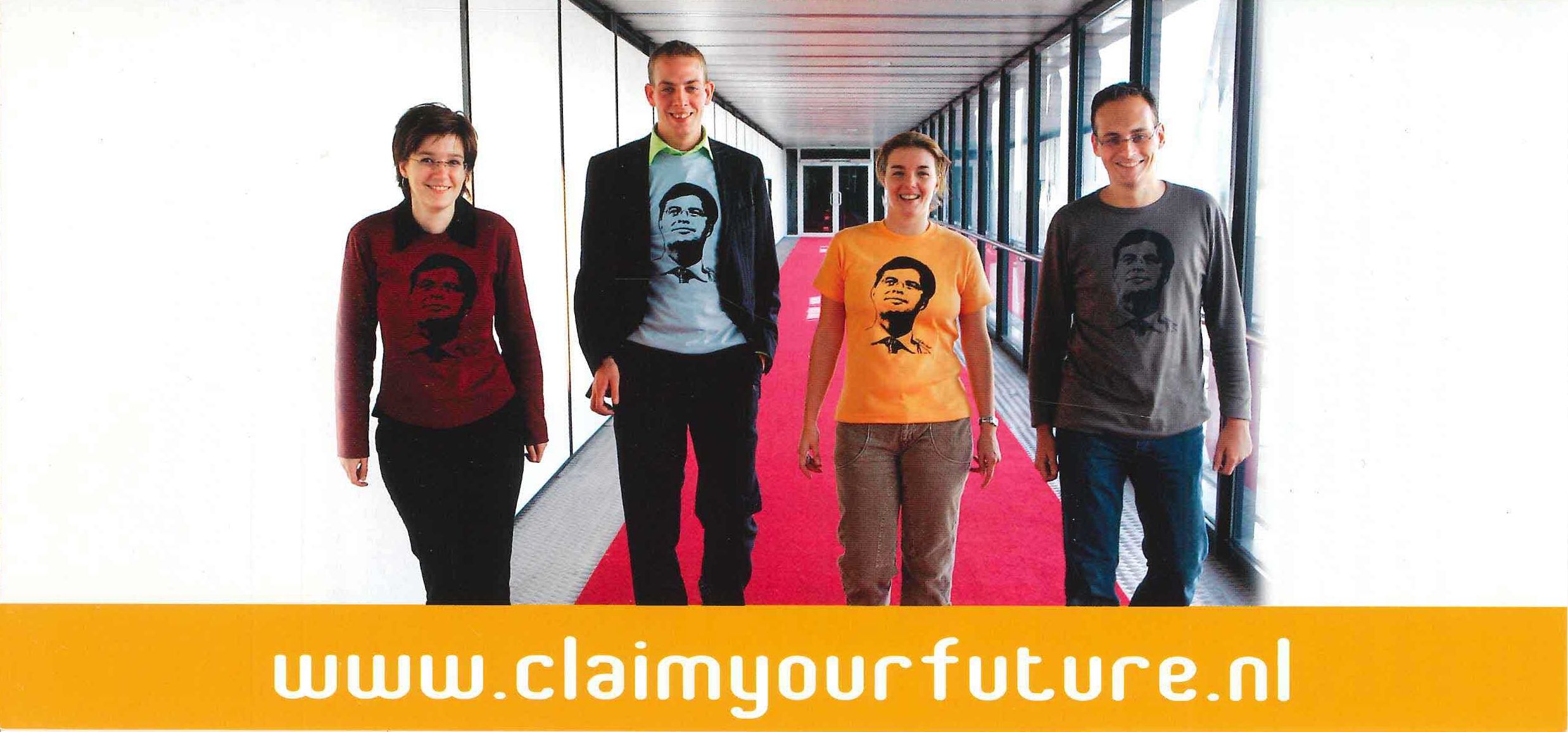 Foto in een folder waarop 4 mensen die een Balkenende-tshirt dragen