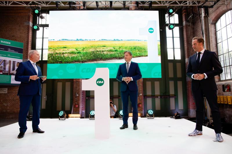 Foto van de kandidaten Hugo de Jonge en Pieter Omtzigt tijdens de partijleiderverkiezingen in 2020