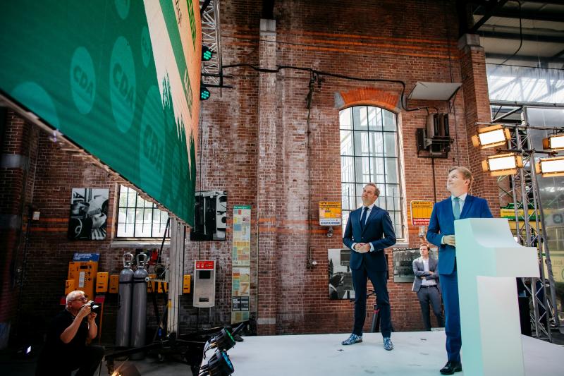 Kandidaten Hugo de Jonge en Pieter Omtzigt tijdens de partijleiderverkiezingen in 2020. Foto van de kandidaten Hugo de Jonge en Pieter Omtzigt tijdens de partijleiderverkiezingen in 2020