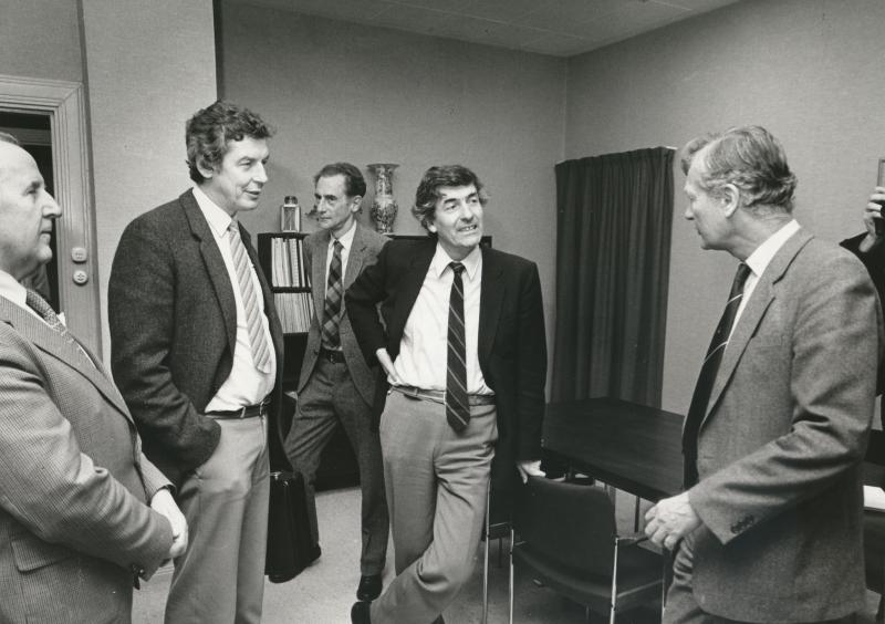 Akkoord van Wassenaar, v.l.n.r.: Van Veen (VNO), Kok (FNV), Lubbers en minister De Koning. Akkoord van Wassenaar, v.l.n.r.: Van Veen (VNO), Kok (FNV), Lubbers en minister De Koning.