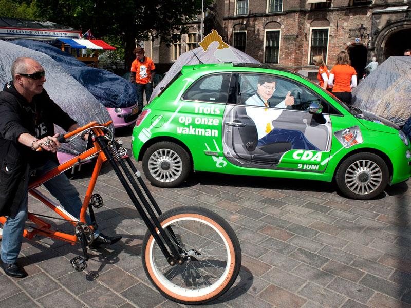 Foto van auto met daarop een grote sticker van 'onze vakman' Jan Peter Balkenende