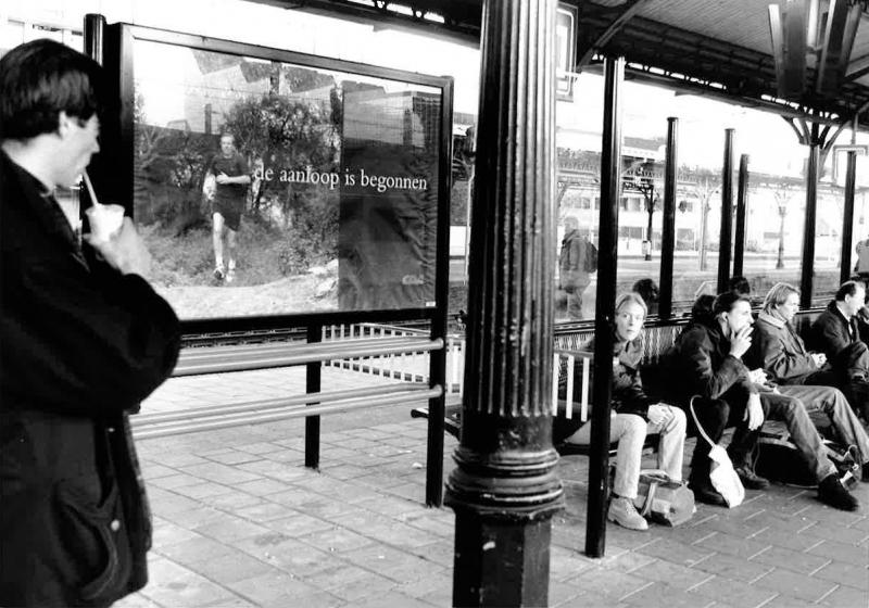 Foto van De Hoop Scheffer op een affiches op station Utrecht, met de slogan 'de aanloop is begonnen'