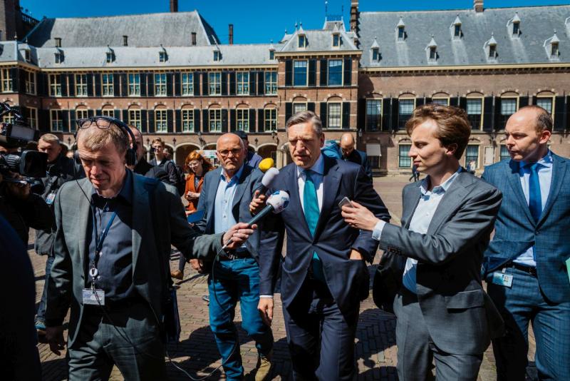 Foto van Buma omringd door journalisten op het Binnenhof tijdens de formatiebesprekingen in 2017.
