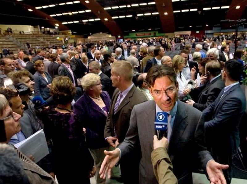Foto waarop Verhagen geinterviewd wordt tijdens het CDA-congres in oktober 2010