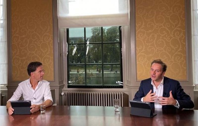 Foto van De Jonge en premier Mark Rutte tijdens een livesessie op tv over de coronacrisis in 2020.