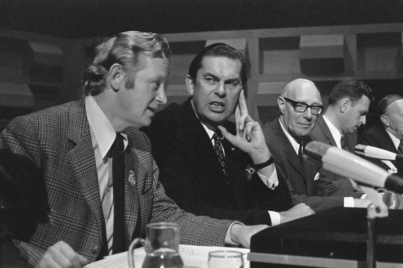 Foto van Andriessen (KVP), Biesheuvel (ARP) en Tilanus (CHU) op een verkiezingsbijeenkomst in 1972