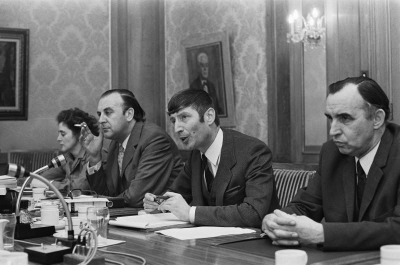 Minister van Justitie Van Agt tijdens een persconferentie over de gijzeling in Deil (1973).