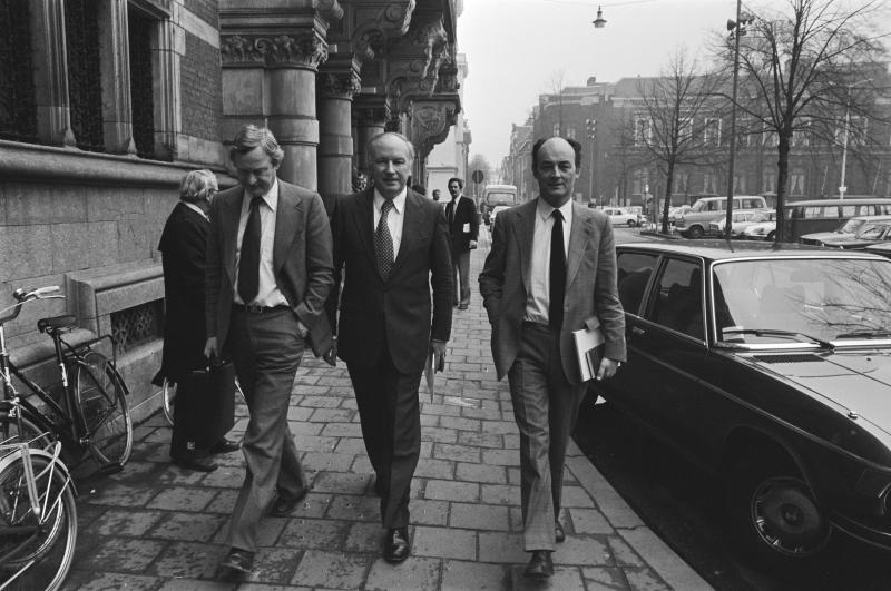 Foto van Andriessen (KVP), Kruisinga (CHU) en Aantjes (ARP) na een bezoek aan Van Agt tijdens de kabinetscrisis in 1977