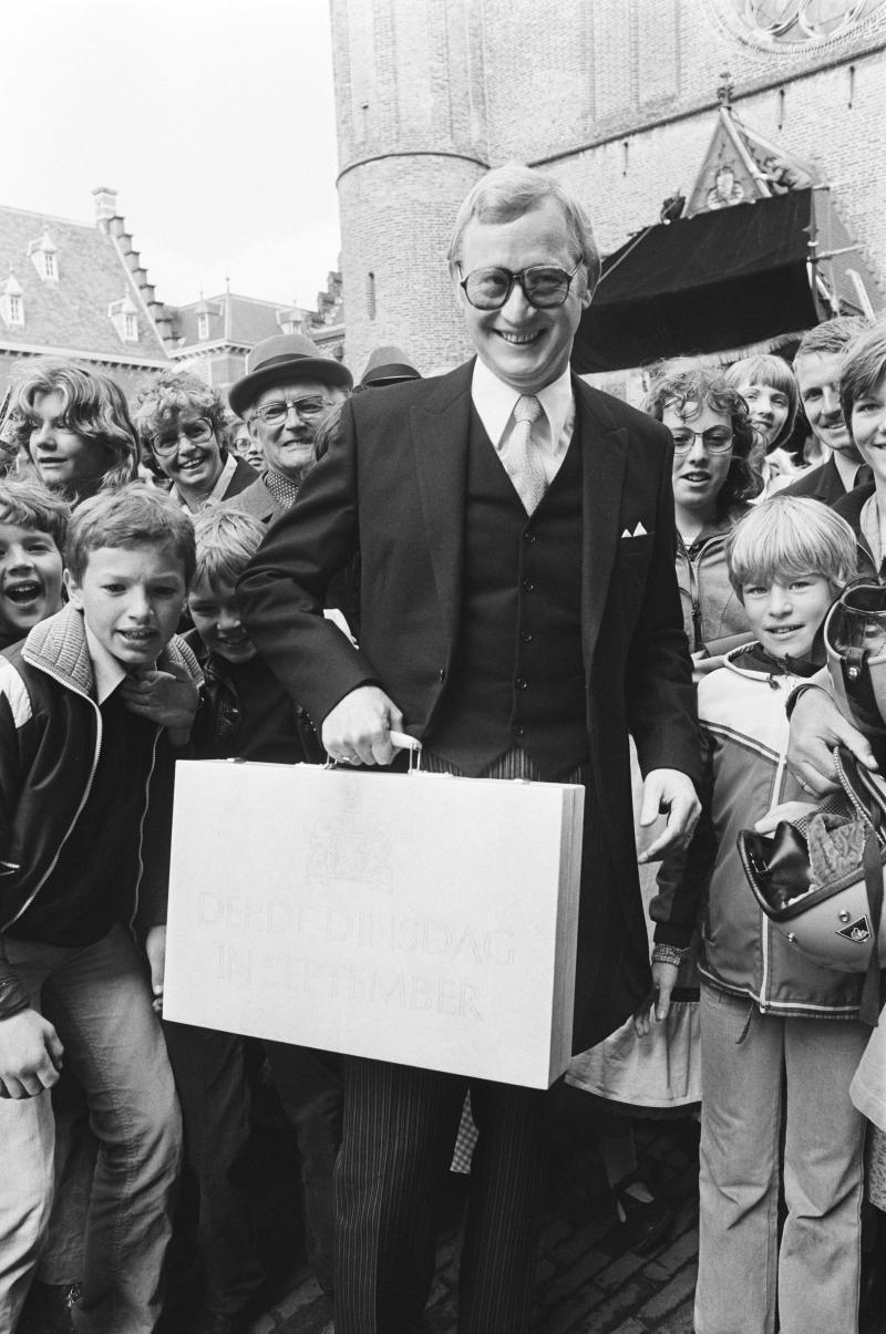 Minister Andriessen, hier nog met koffertje op Prinsjesdag 1978, verliet het kabinet voortijdig.
