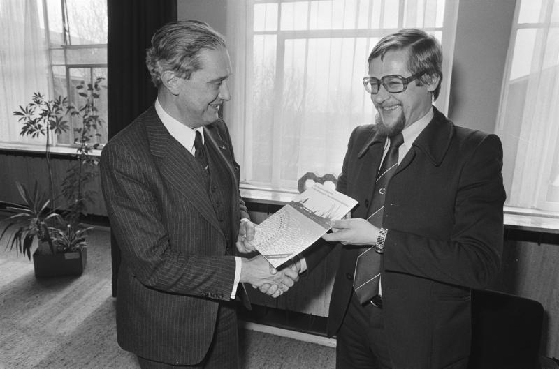 Foto van Heerma als wethouder in Amsterdam met minister van verkeer en waterstaat Tuijnman (1979).
