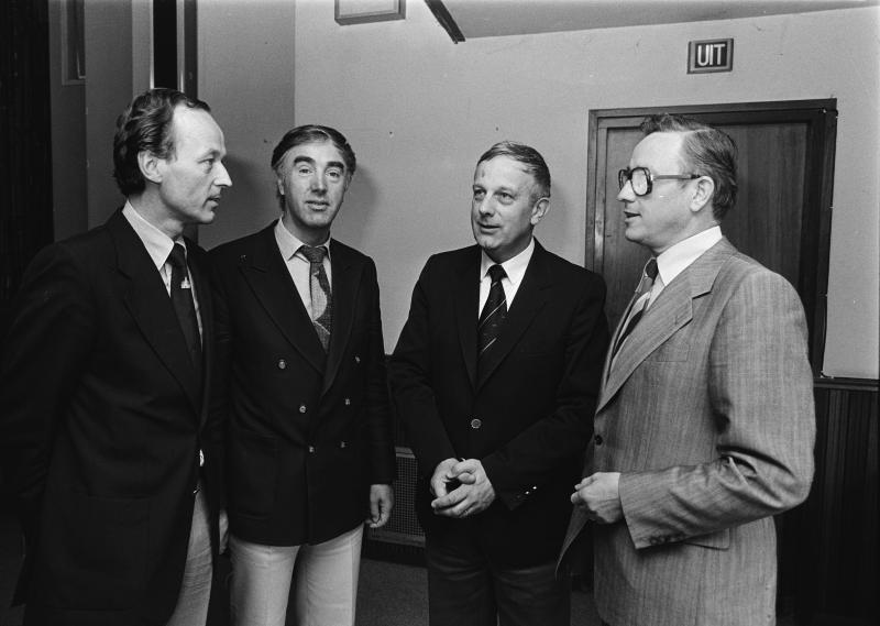 Foto van Van Leeuwen, De Boer, Steenkamp en Van Zeil op bijeenkomst over het beginselprogramma van het CDA