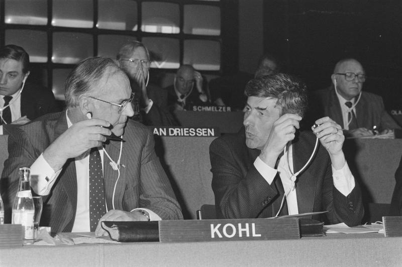 Lubbers in gesprek met Kohl op een congres van de Europese Volkspartij (1986).