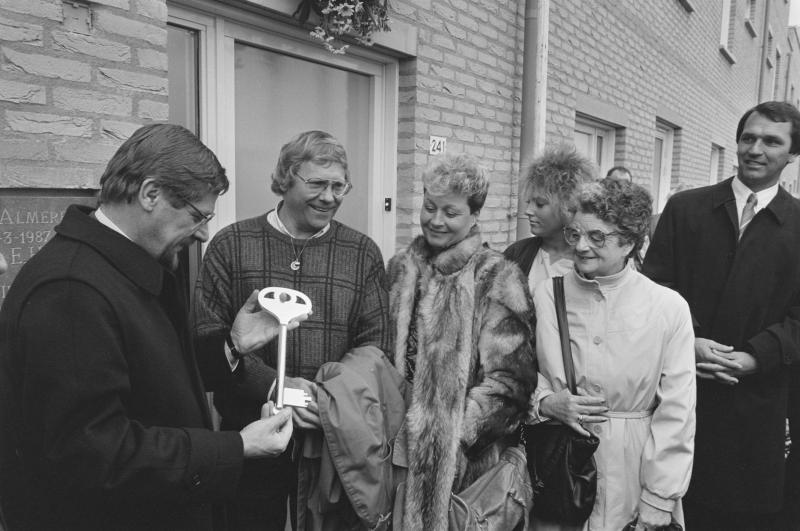 Foto van Staatssecretaris Heerma die de 20.000ste woning in Almere Stad in gebruik stelt.