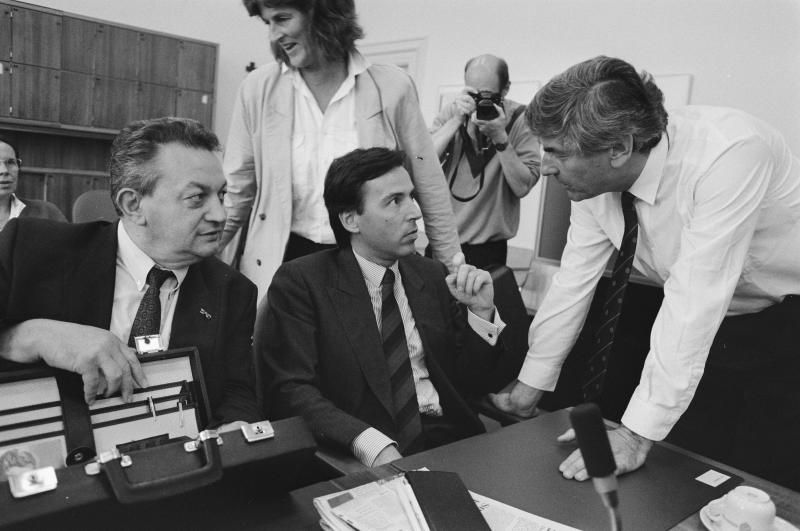 Lubbers in gesprek met Brinkman, daags na de Tweede Kamerverkiezingen van 1989. Links van Brinkman minister Braks.