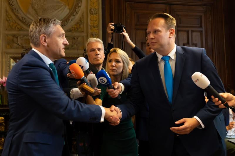 Foto van Buma die Pieter Heerma feliciteert met zijn verkiezing tot fractieleider in de Tweede Kamer.