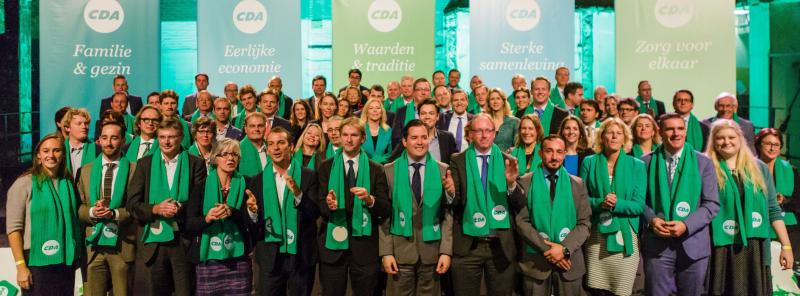 Kandidaten van de staartlijsten op het congres van 12 november 2016 in Veghel. Op de achtergrond de vijf thema's voor het verkiezingsprogramma. Foto van de CDA1000, met op de achtergrond banners met de 5 thema's