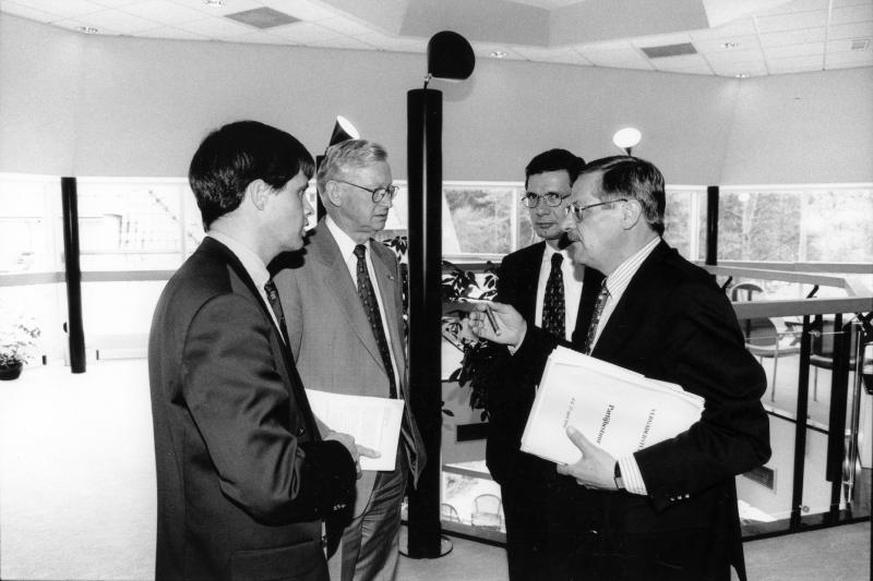 Foto van leden van het Strategisch Beraad voorafgaand aan de presentatie van het rapport Nieuwe wegen, vaste waarden: Balkenende, Fransen, Van Rij en Heerma