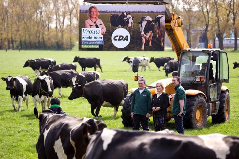 Foto van affiche van Esther de Lange in een wei, met onderschrift 'Vrouw zoekt boer'