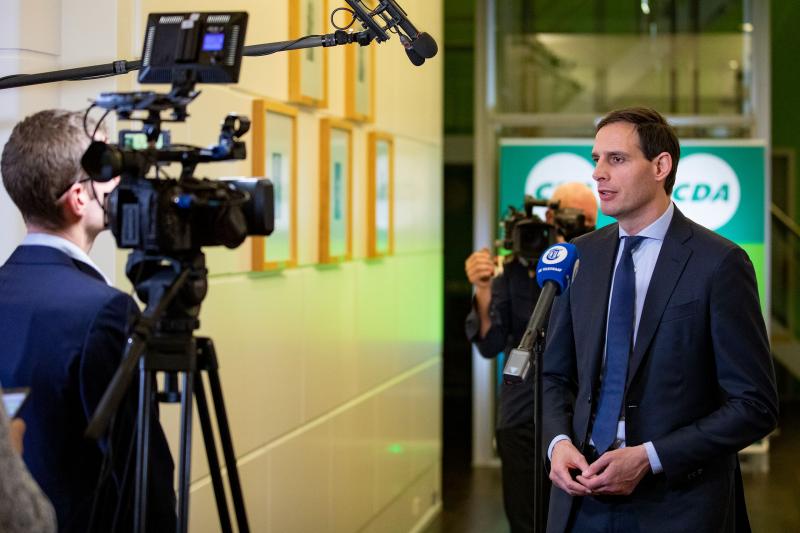 Wopke Hoekstra maakt voor de camera's bekend dat hij de lijsttrekker van het CDA zal zijn bij de verkiezingen in 2021
