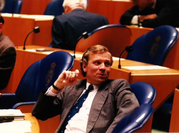 De Hoop Scheffer in de 'oppositiebankjes' van de Tweede Kamer.