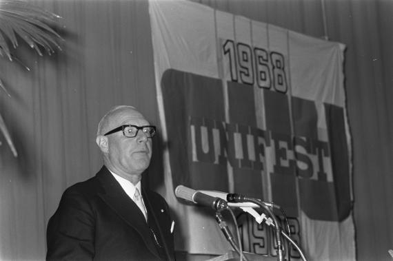 Tilanus spreekt het congres van de CHU toe in 1968