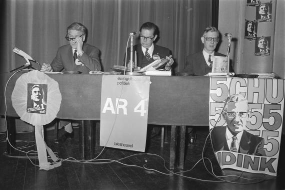Lijsttrekkers Veringa (KVP), Biesheuvel (ARP) en Udink (CHU) op een verkiezingsbijeenkomst in 1971.