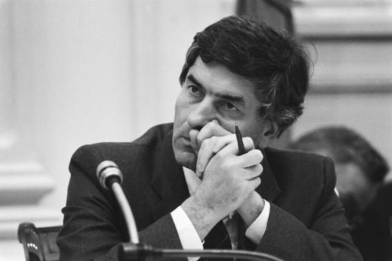 Premier Lubbers achter de regeringstafel in de Tweede Kamer (1983).