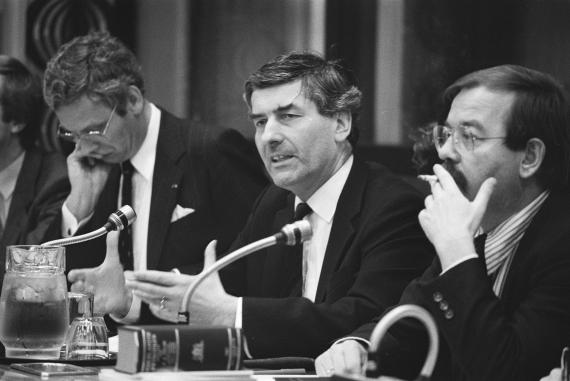 Premier Lubbers aanwezig bij een vergadering van de Tweede Kamercommissie buitenlandse zaken, 1984.