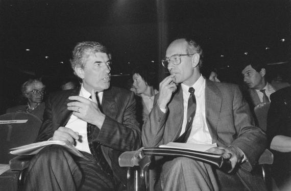 Premier Lubbers en fractieleider De Vries op de partijraad in 1987.