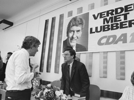 Lubbers in gesprek met Kamerlid Aarts, een dag na de verkiezingen van 1989.